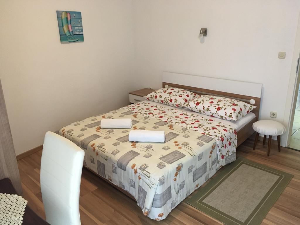 Apartaments Oma & Opa Banjol エクステリア 写真
